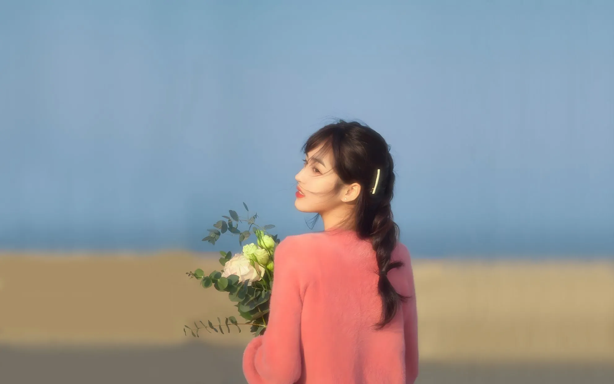 美女 高颜值 拿花少女 氛围感 壁纸预览