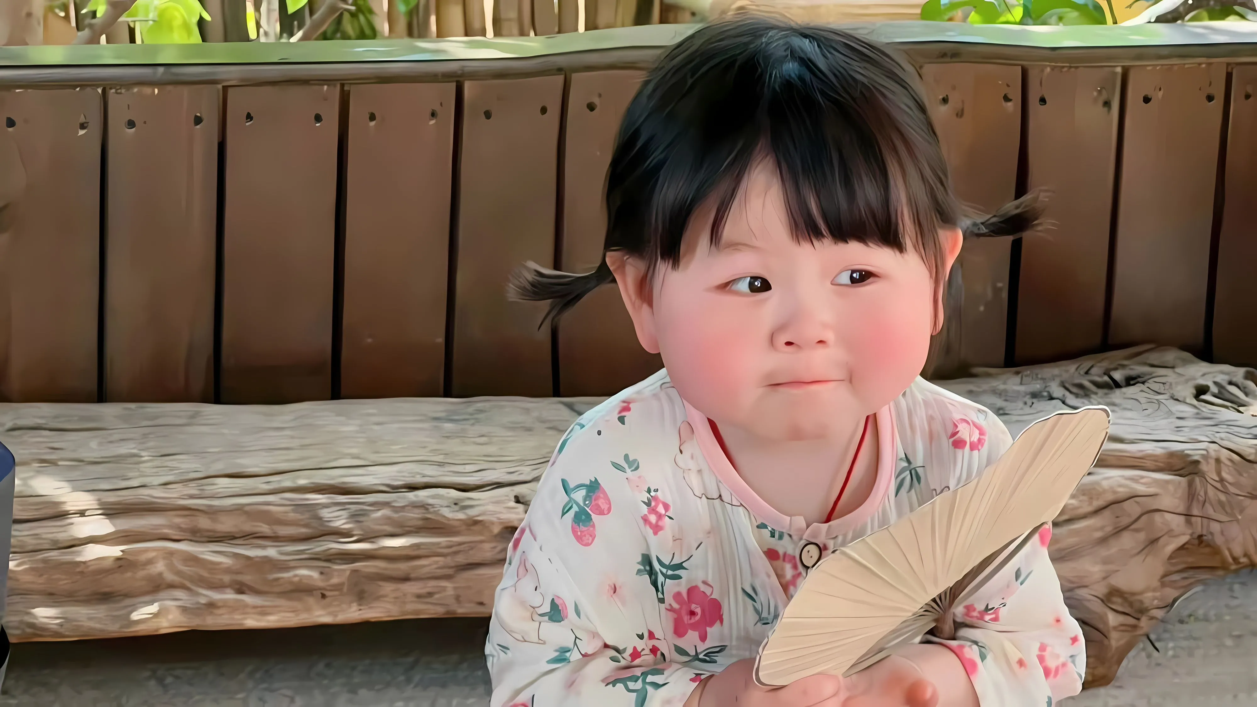 可爱 摇一摇 小孩 治愈 壁纸预览