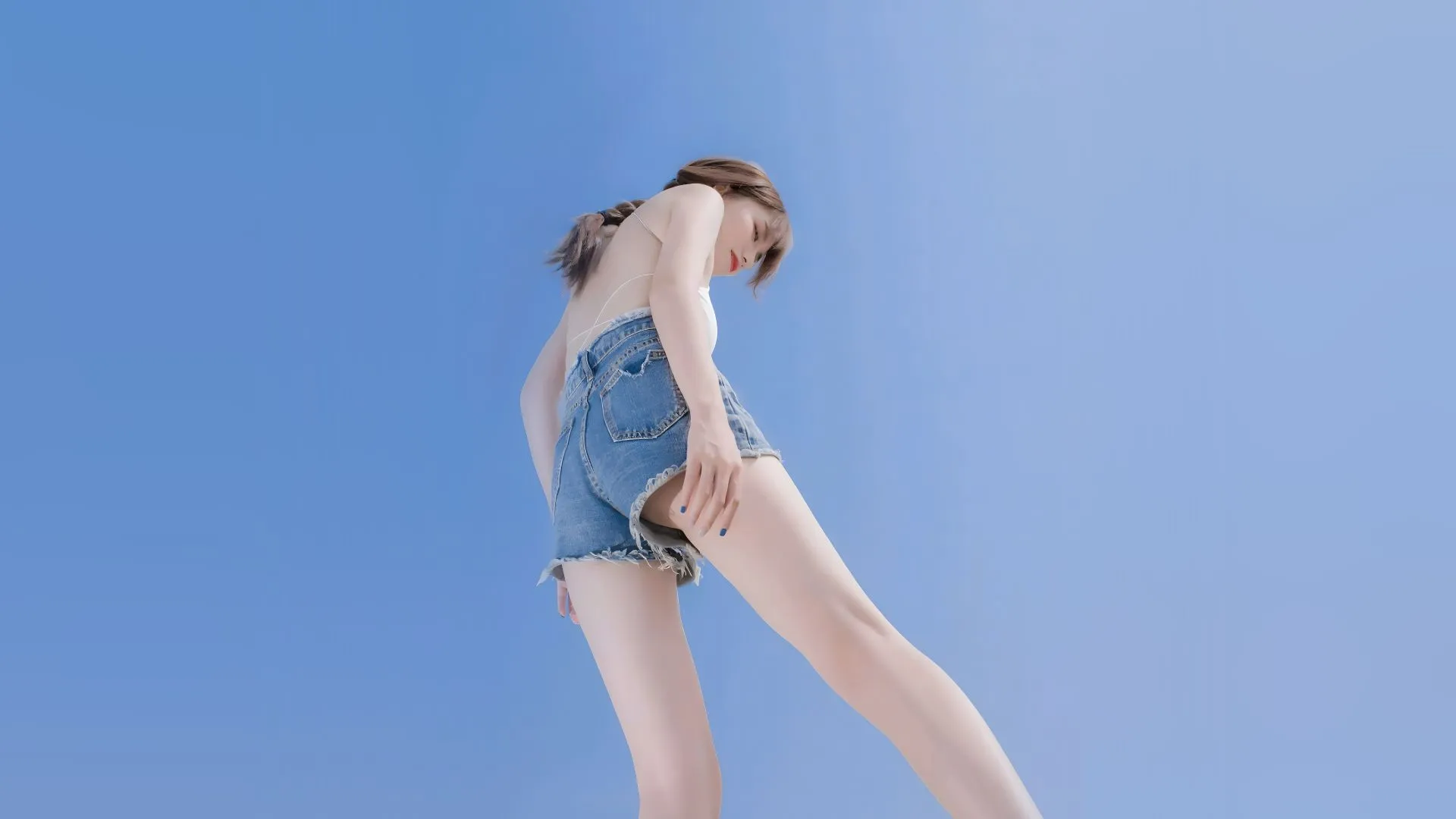 美女 高颜值 短裙女孩 大长腿 性感 壁纸预览