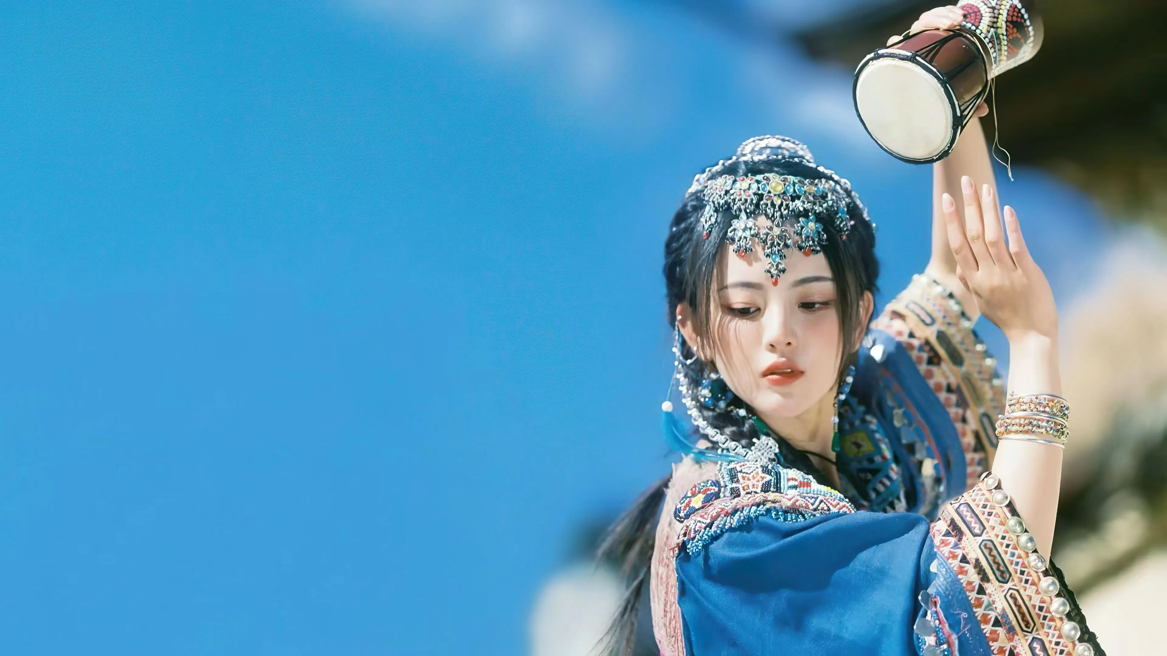 美女 明星 杨超越 异域风情 壁纸预览