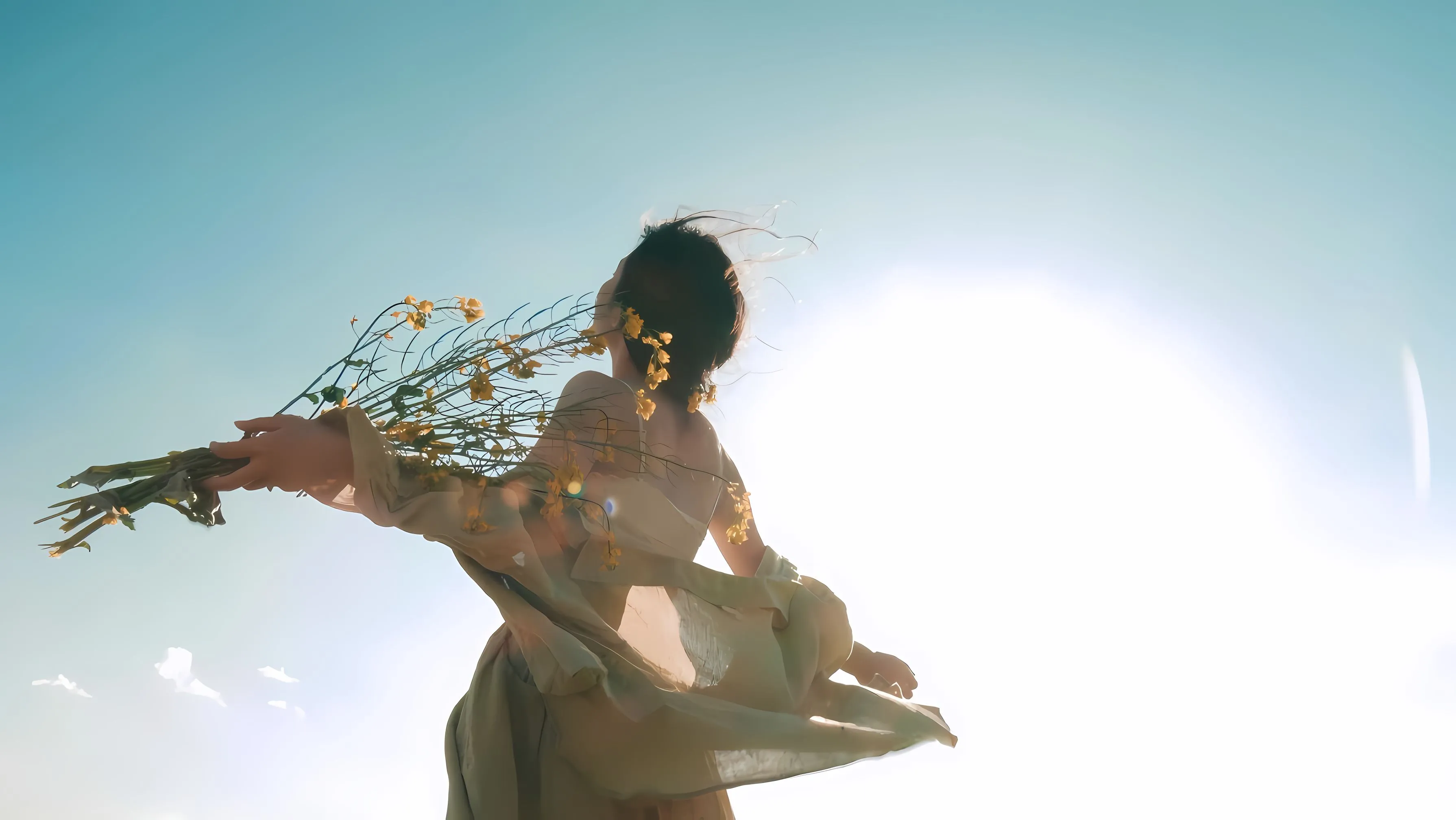 美女 拿着花迎着风的少女 阳光 氛围感 壁纸预览