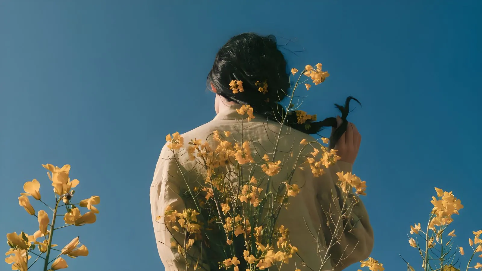 ins风 简约 治愈 鲜花少女 壁纸预览