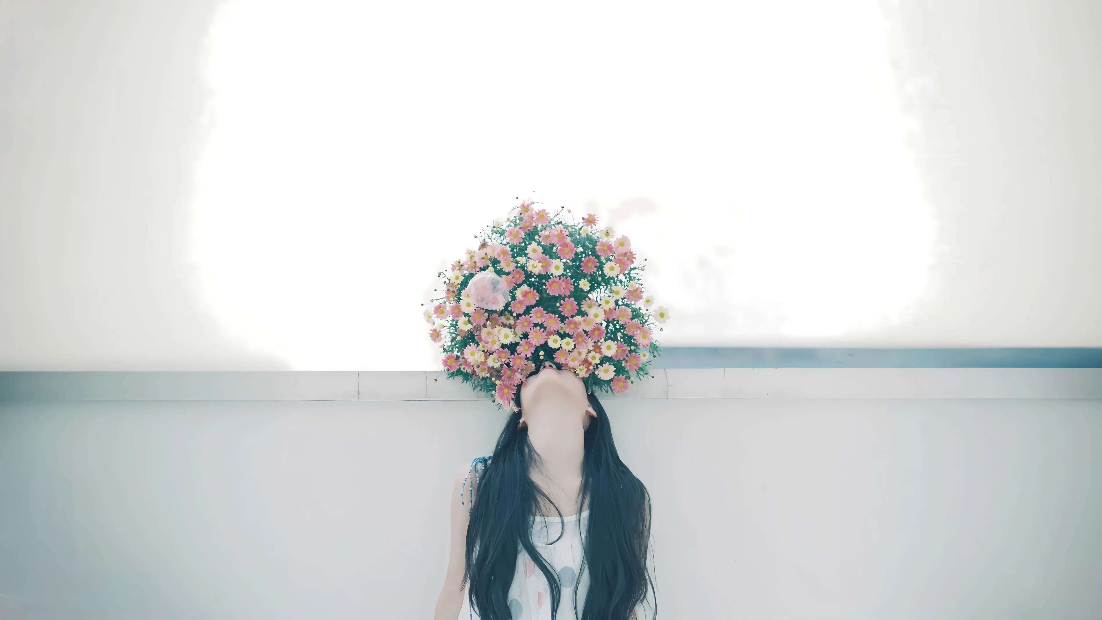 ins风 简约 治愈 鲜花少女 壁纸预览