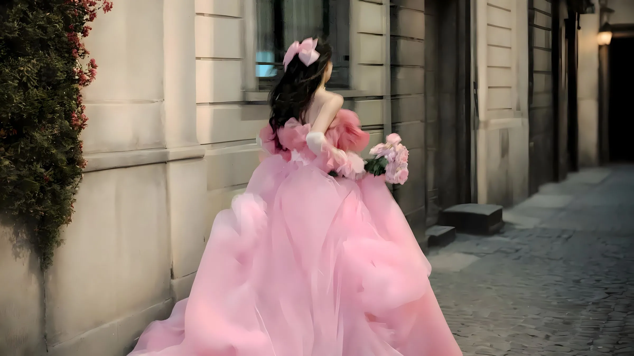 美女 青春 美好的瞬间 氛围感 手捧鲜花的美女 壁纸预览