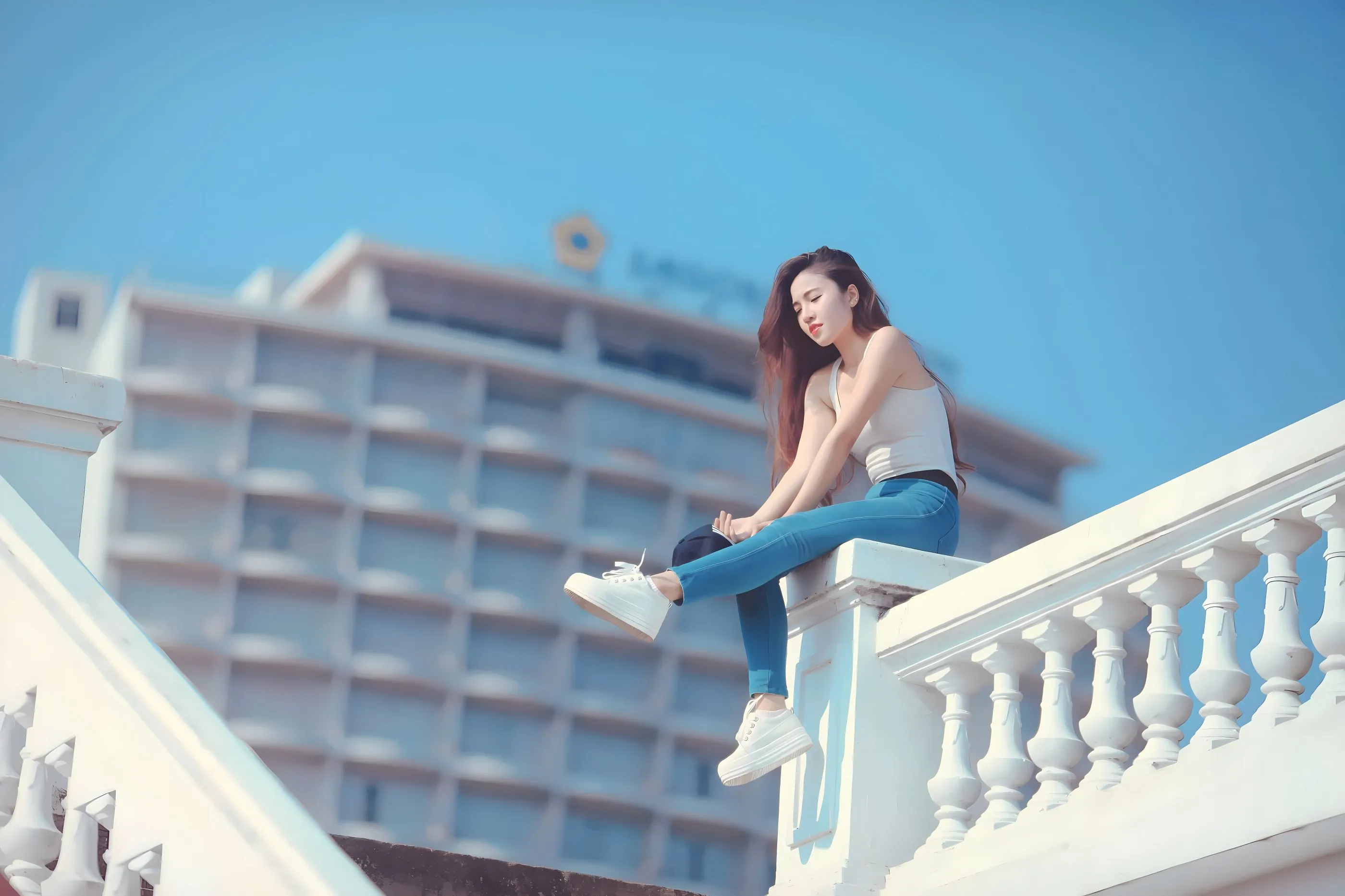 美女 长发牛仔裤女孩 写真 高颜值 壁纸预览