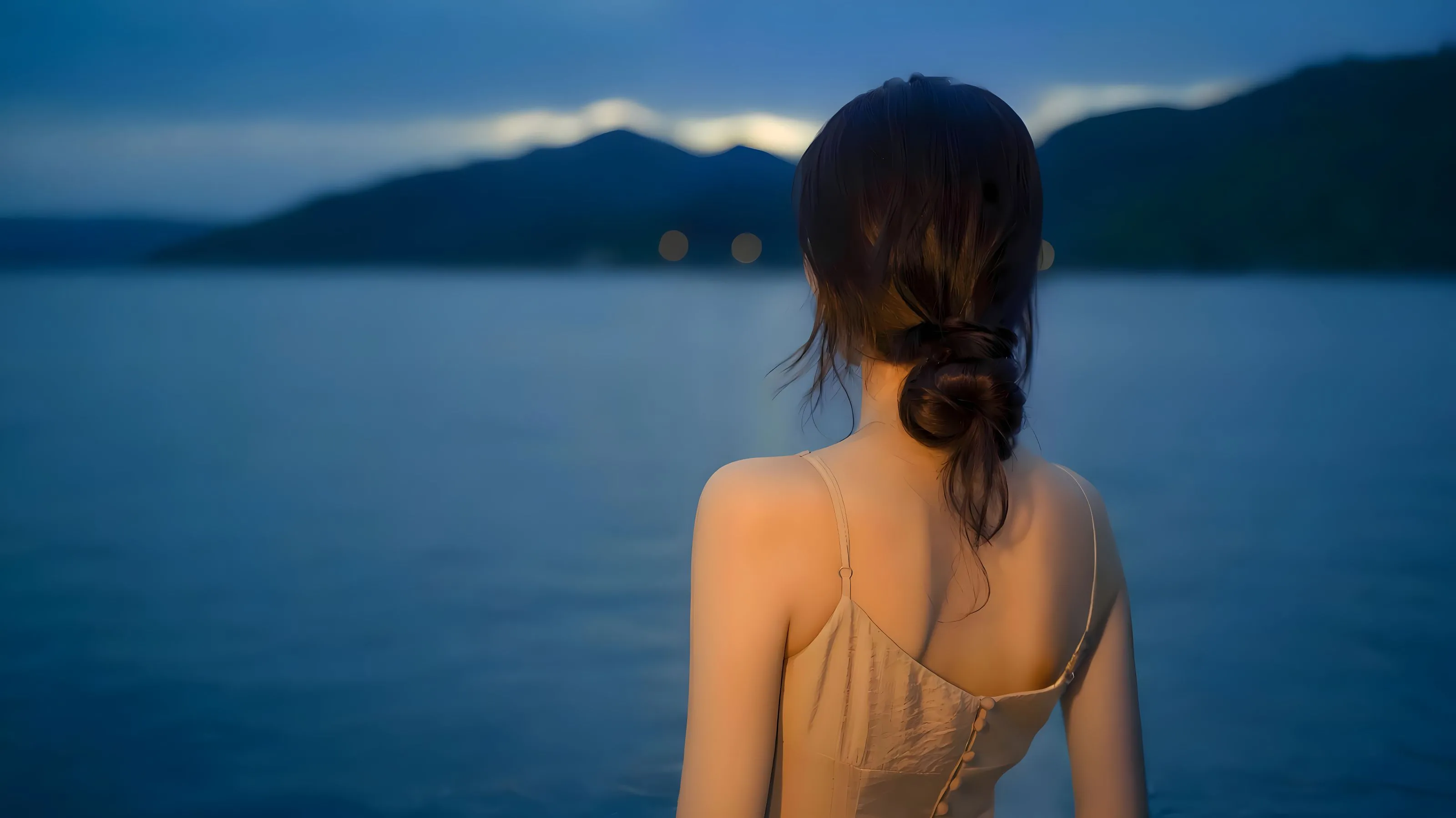 美女 湖边下的背影少女 高颜值 氛围感 壁纸预览