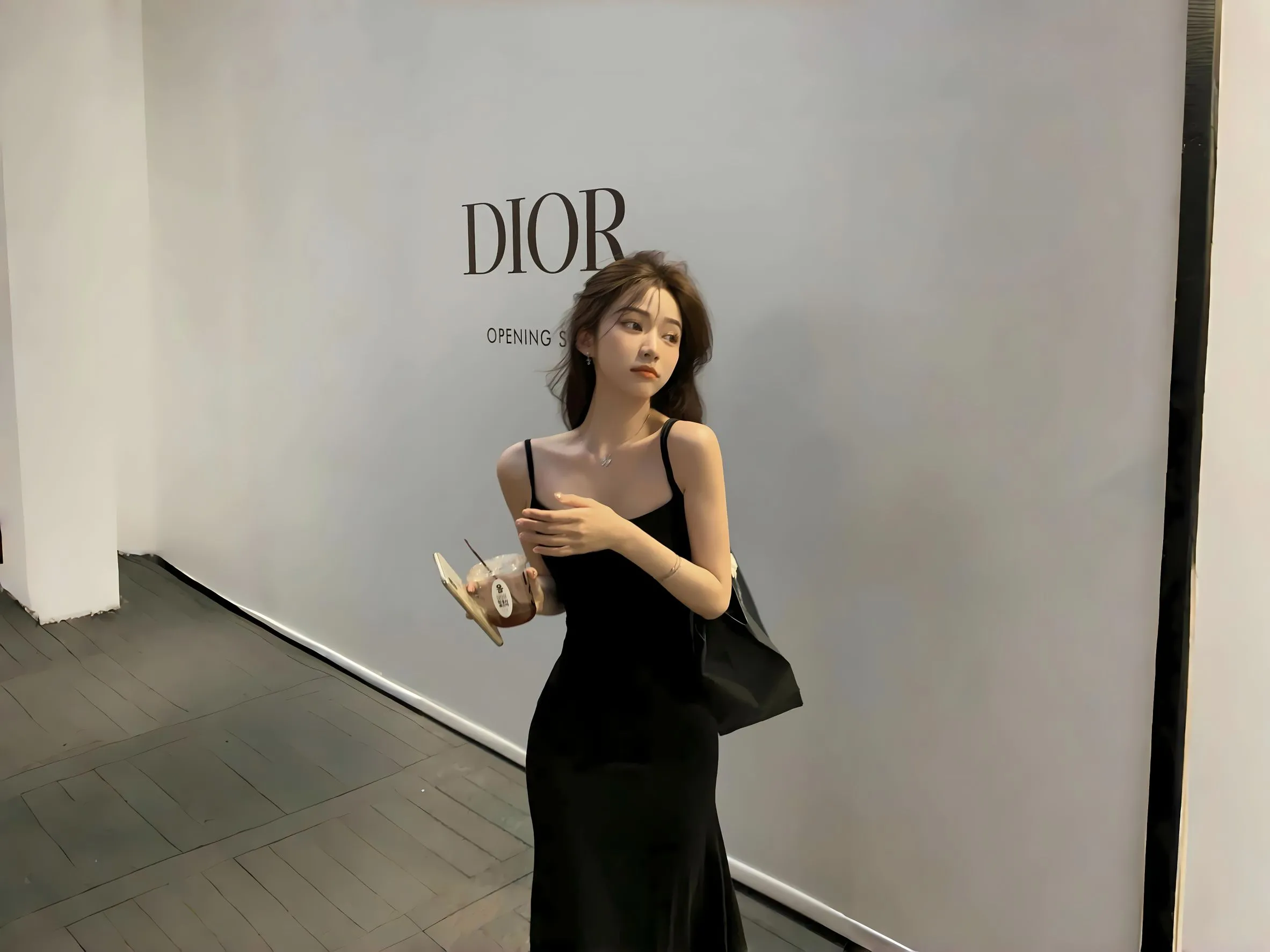 美女 唯美 氛围 甜美吊带少女 壁纸预览