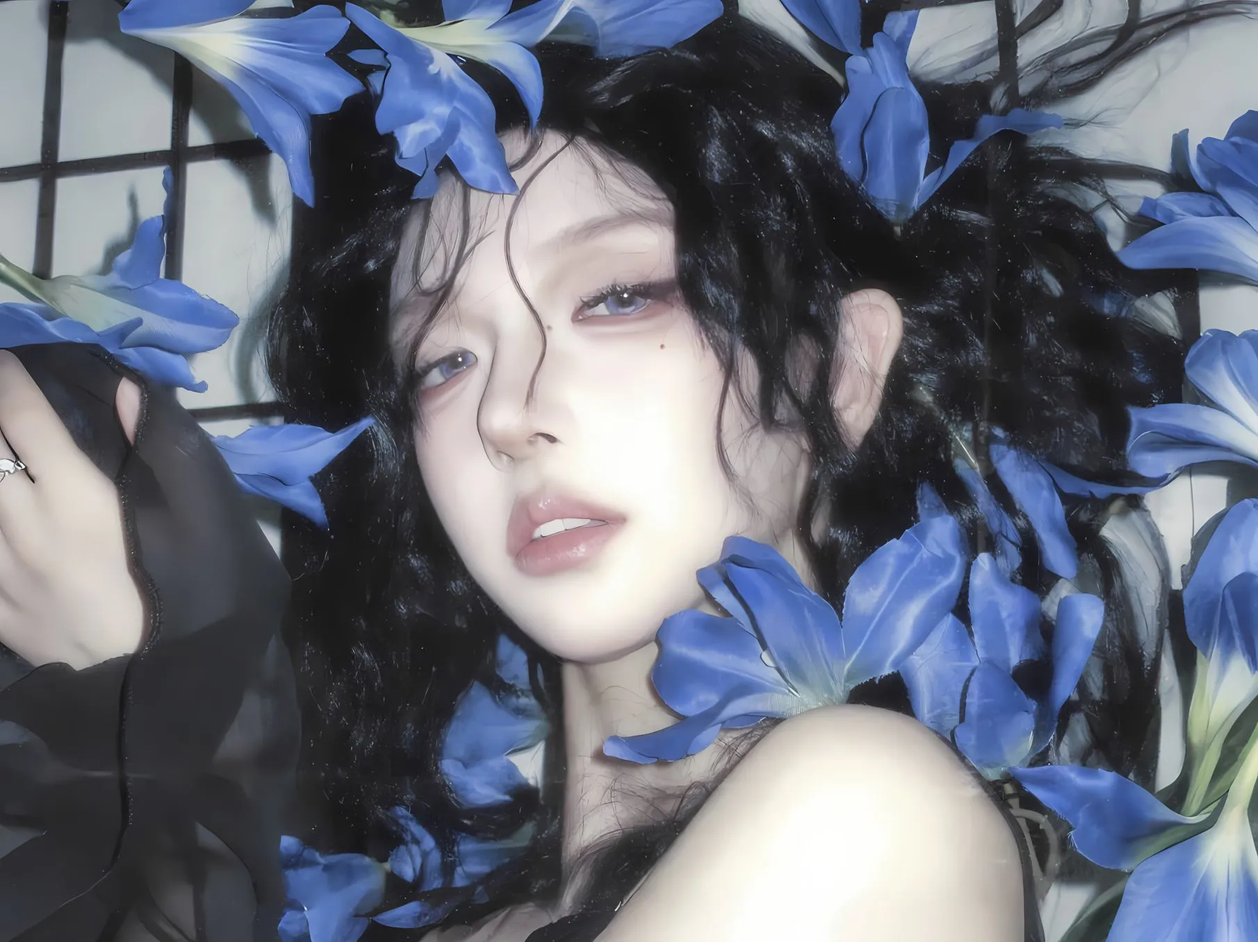 美女 蓝色 氛围感 壁纸预览