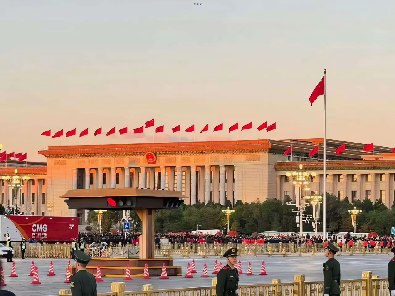风景 天安门 五星红旗 红色 氛围感 壁纸预览