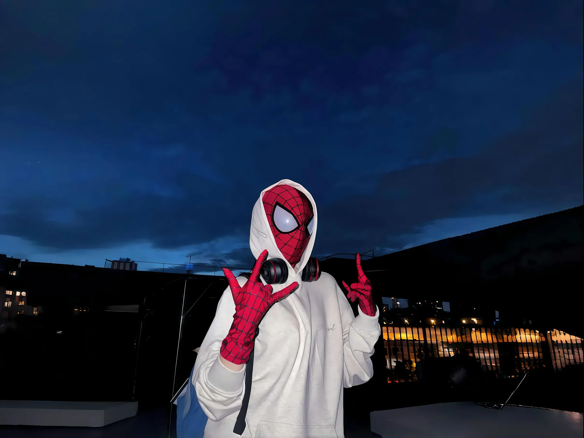 搞怪 蜘蛛侠 cos 夜晚 个性 壁纸预览