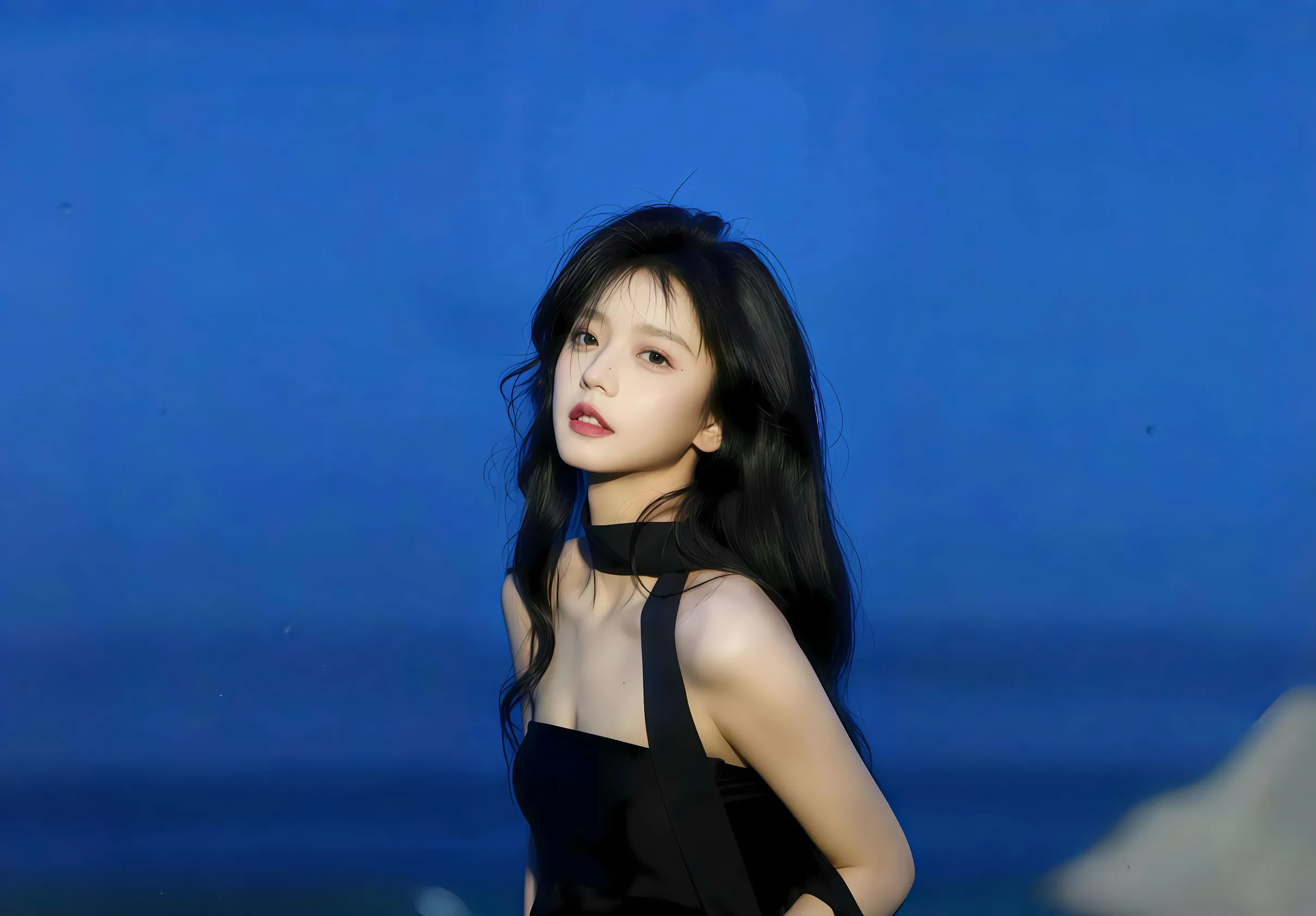 美女 高颜值 蓝色 简约 长发少女 壁纸预览