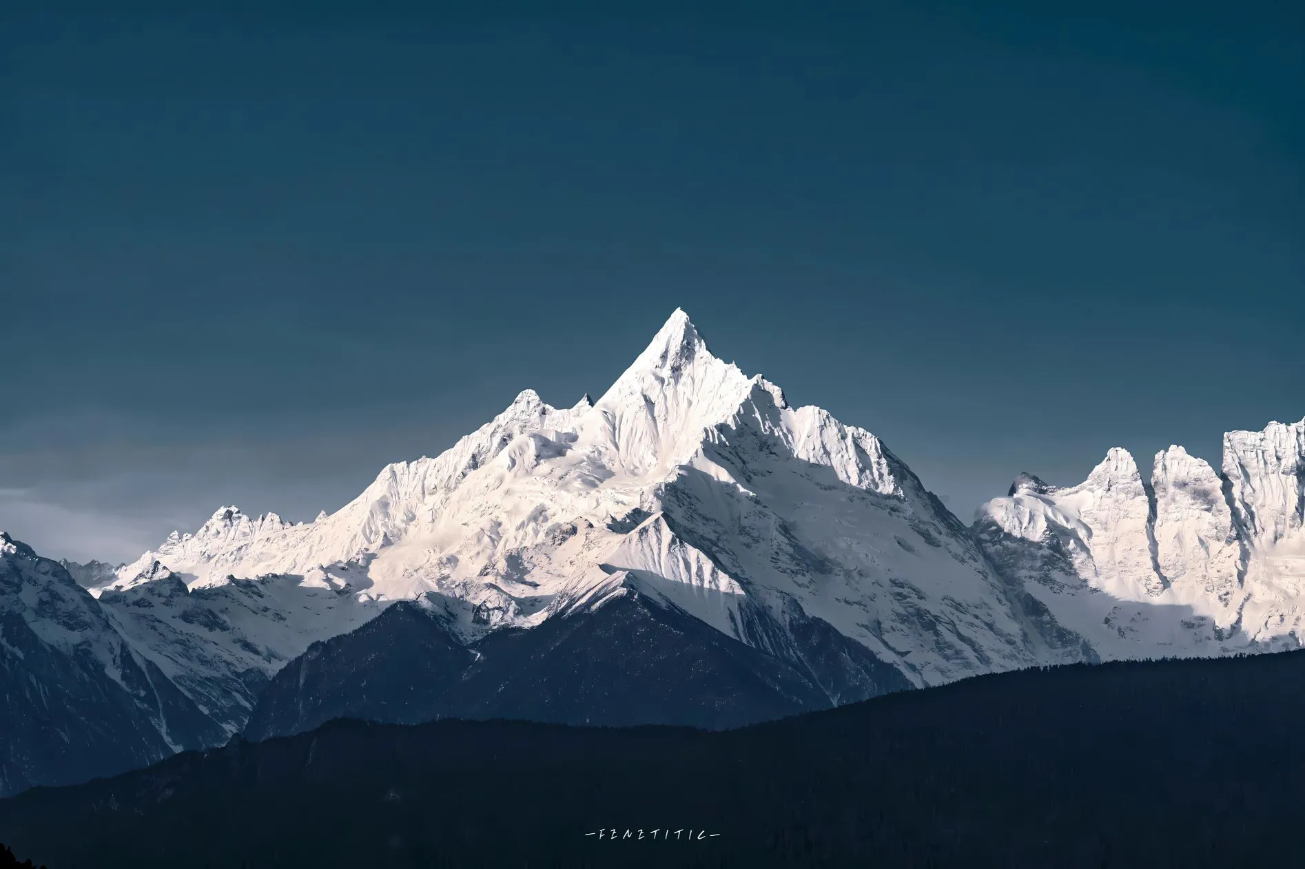 风景 雪山 壮观 蓝色系 雄伟 壁纸预览