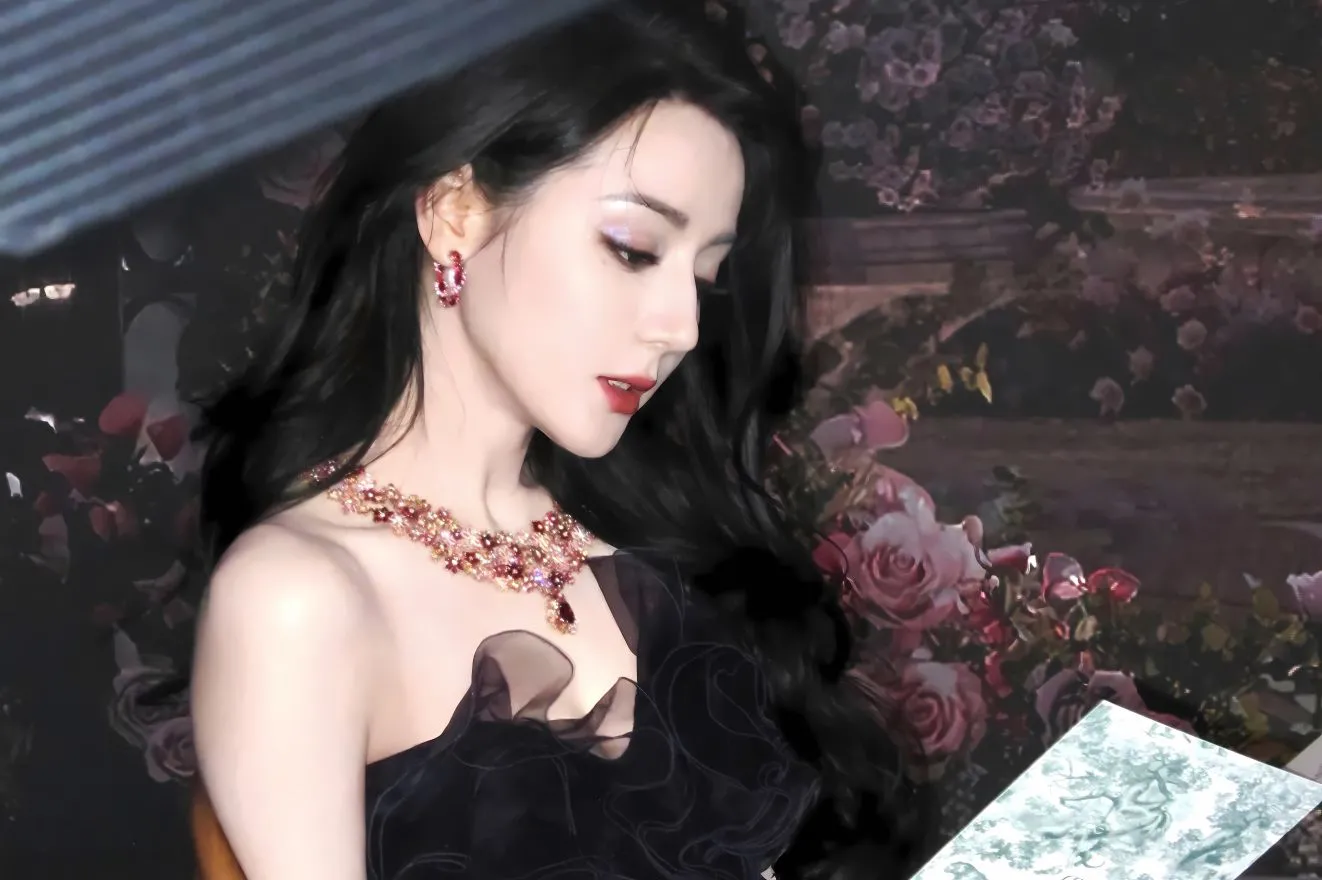 明星 女明星 迪丽热巴 美女 氛围感 壁纸预览