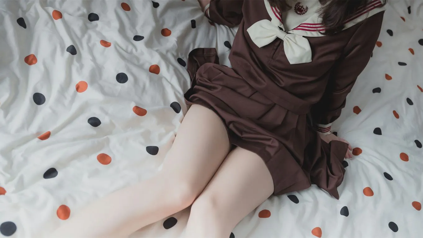 真人 美女 水手服 性感 大长腿 壁纸预览
