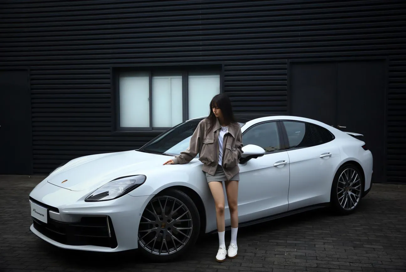 美女 Ari 高颜值 汽车 壁纸预览
